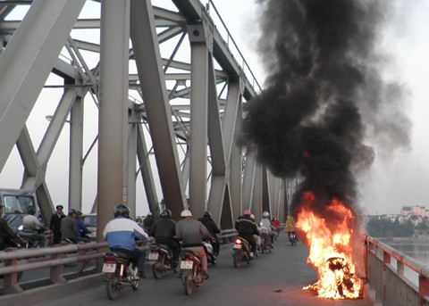 Một chiếc xe máy cháy tại Hà Nội hồi giữa tháng 12.